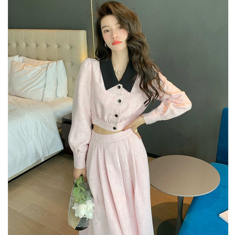 ブラックカラークロップドシャツ×プリーツロングスカート