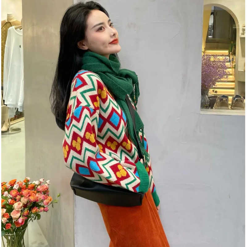 マルチカラーギザギザニット×フロントスリットコーディロイナロースカート