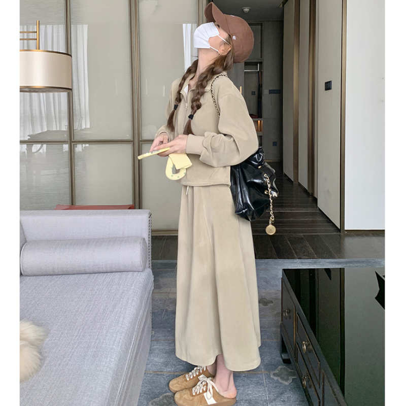 ハーフジップショートトレーナー×マキシフレアスカート