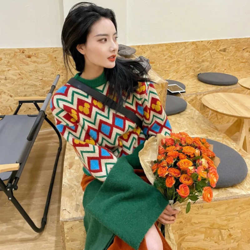 マルチカラーギザギザニット×フロントスリットコーディロイナロースカート