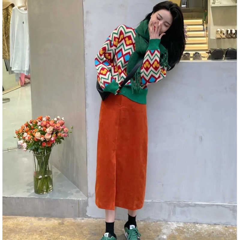 マルチカラーギザギザニット×フロントスリットコーディロイナロースカート