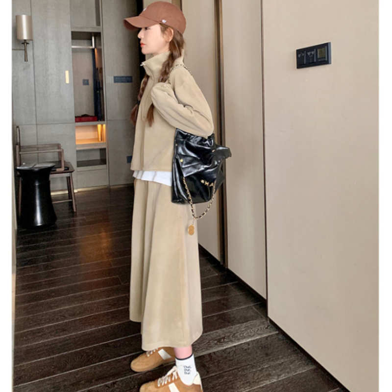 ハーフジップショートトレーナー×マキシフレアスカート