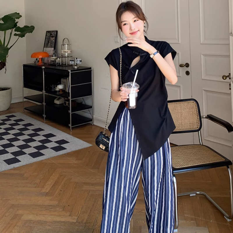 フロントオープントップス×ストライプワイドパンツ