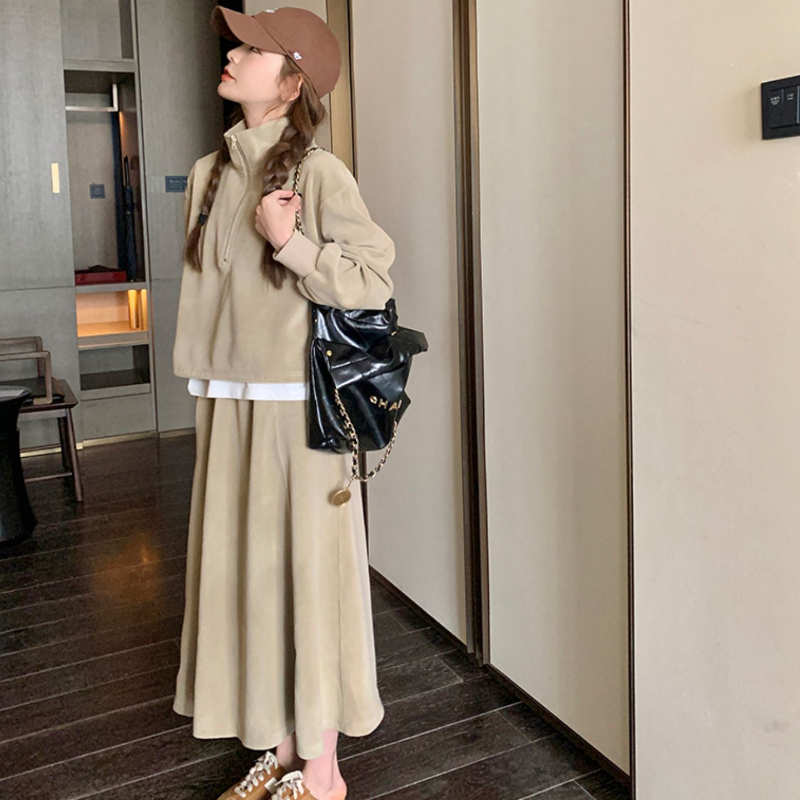 ハーフジップショートトレーナー×マキシフレアスカート