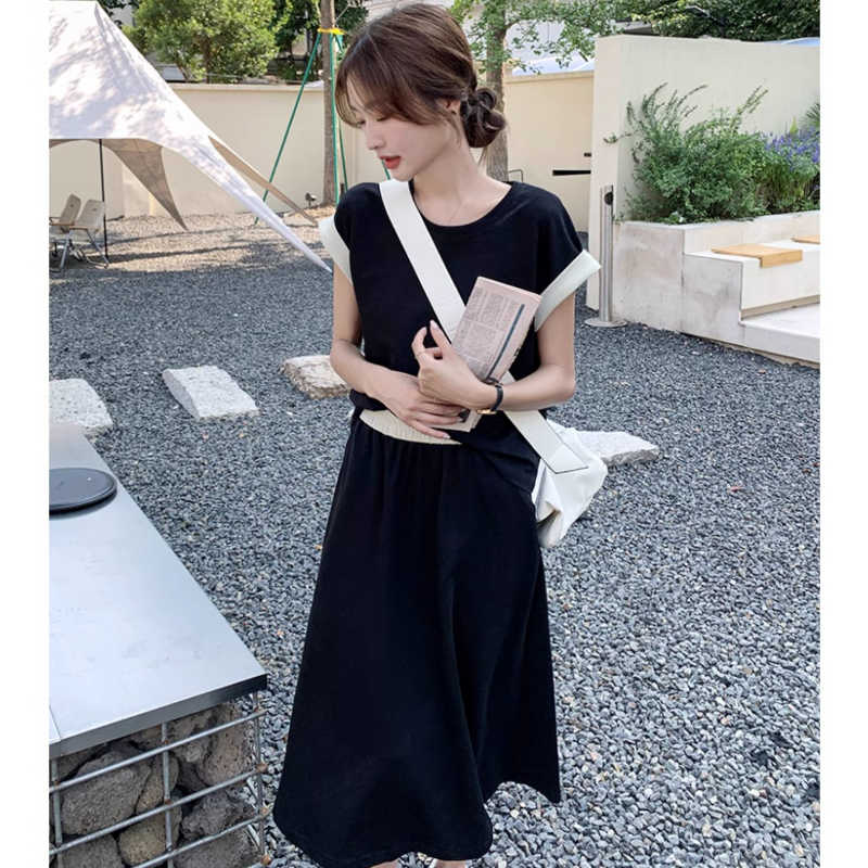 バイカラーフレンチスリーブTシャツ×スリットロングスカート