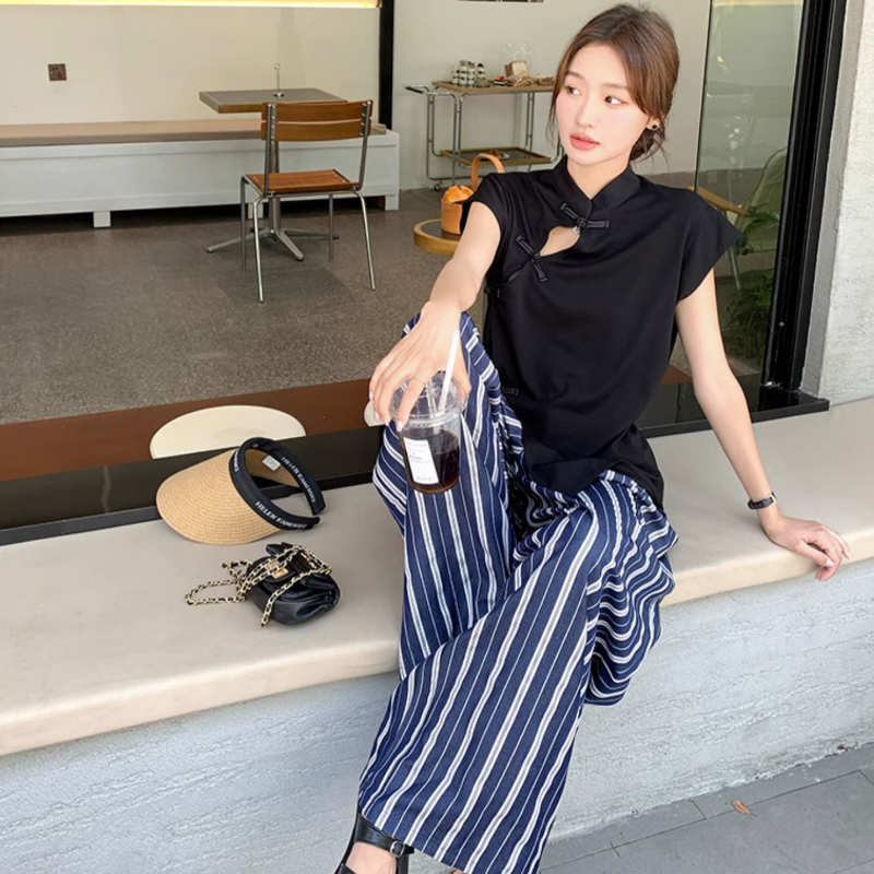 フロントオープントップス×ストライプワイドパンツ