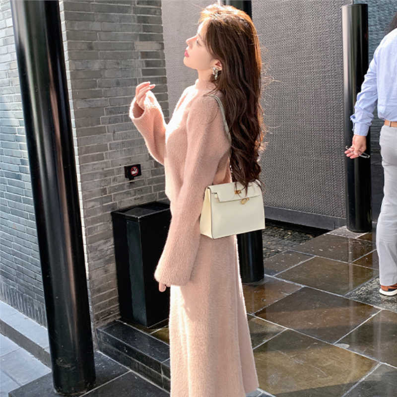 クロップドマシュマロニット×ナローニットスカート