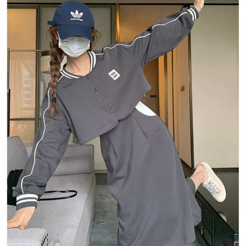 クロップドスウェットブルゾン×バイカラーキャミワンピース