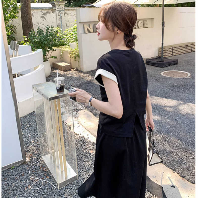 バイカラーフレンチスリーブTシャツ×スリットロングスカート