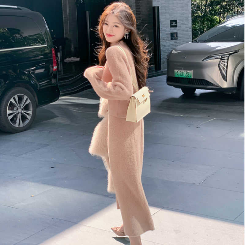 クロップドマシュマロニット×ナローニットスカート