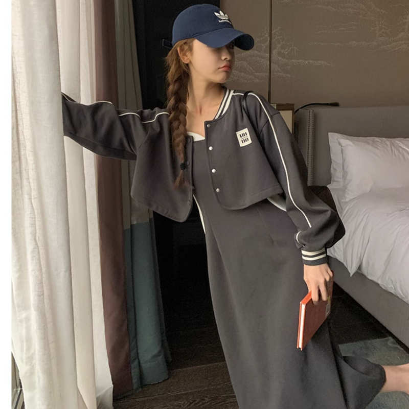 クロップドスウェットブルゾン×バイカラーキャミワンピース