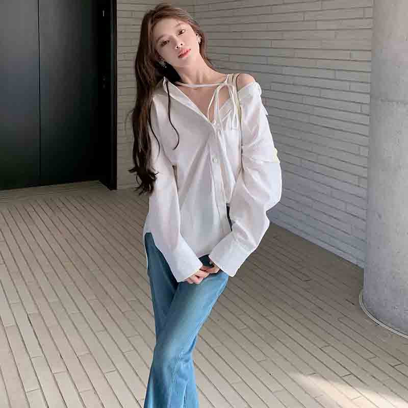 リボンストラップホワイトブラウス