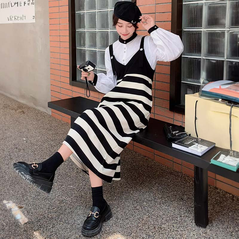 モノトーンブラウス×ボーダーサロペットスカート