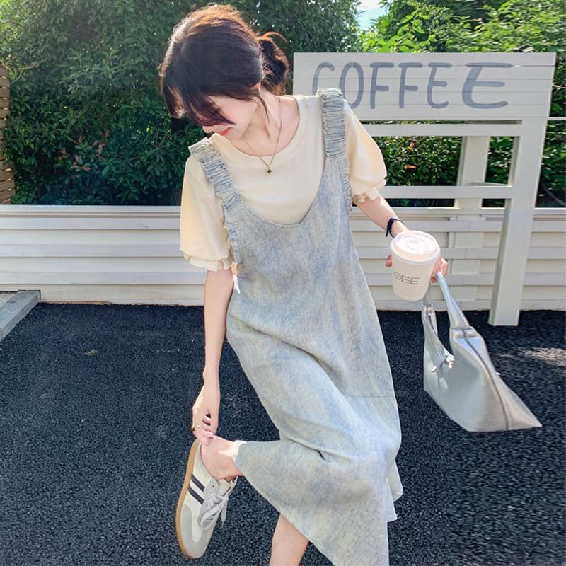 フリル袖カットソー×ギャザーストラップサロペット