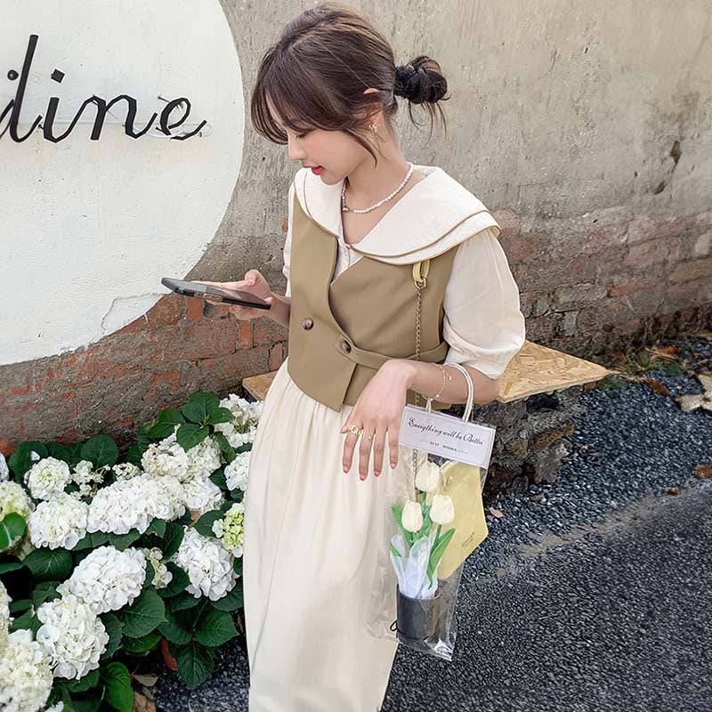 ショート丈ベスト×ラウンドカラーワンピース