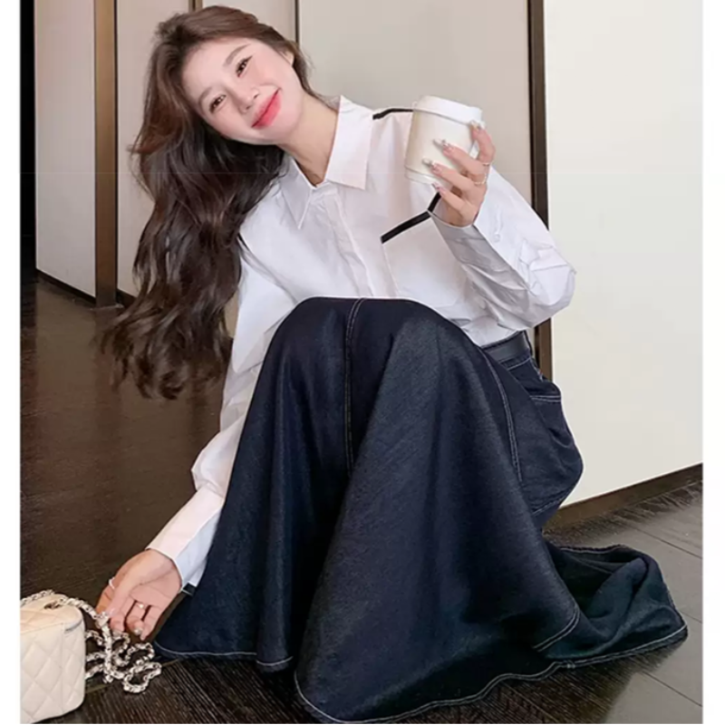 ホワイトシャツ×フレアデニムスカート