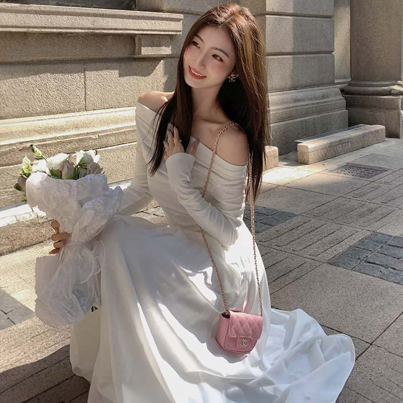 オフショルダーホワイトワンピース