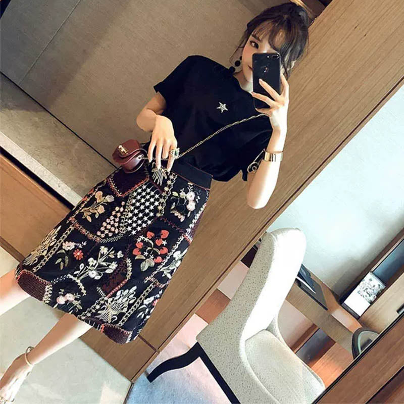 ワンポイントTシャツ×フラワープリントタイトスカートセット