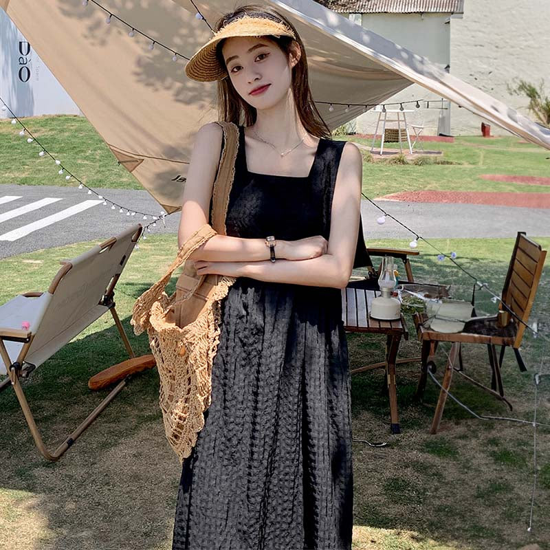 スクエアネックノースリーブワンピース（黒・白）夏 リゾートに 