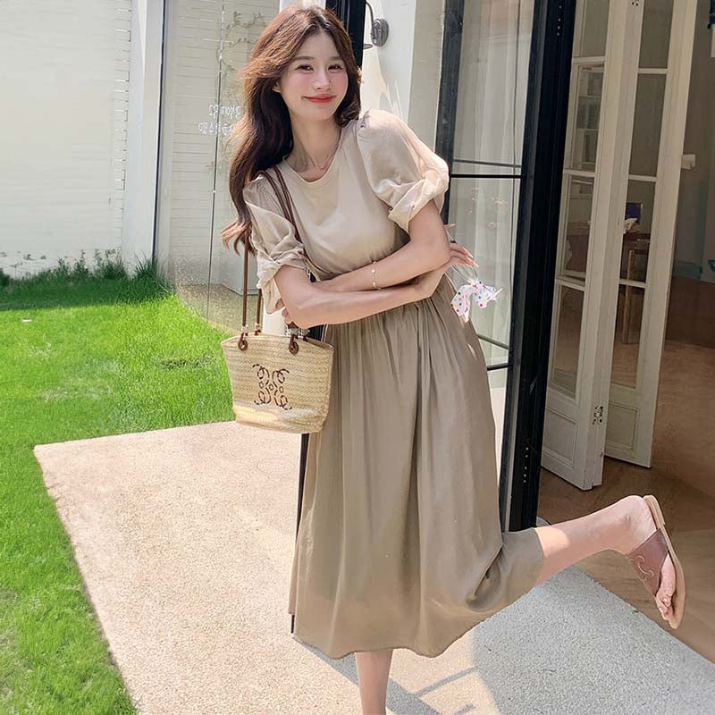 袖コンシャスブラウス×ストラップ付きスカート