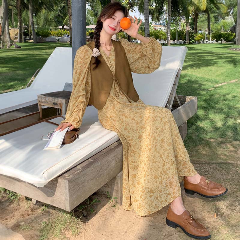 ブラウンベスト×Vネックシフォンワンピース