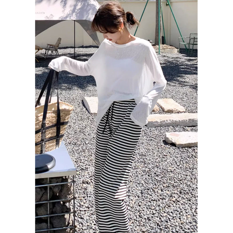 ラウンドネックロングTシャツ×ボーダーパンツ