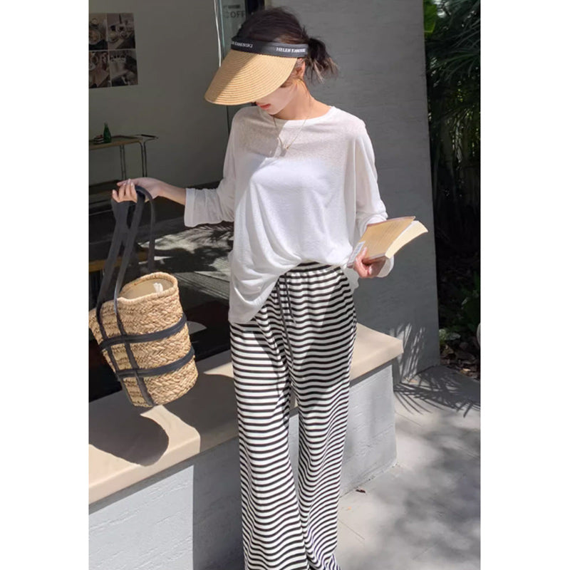 ラウンドネックロングTシャツ×ボーダーパンツ