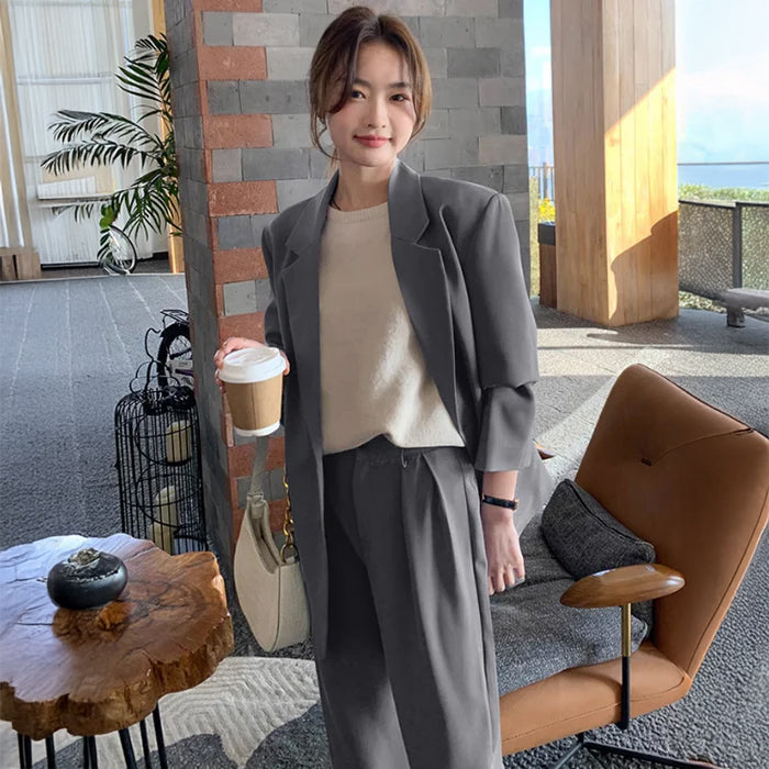 チャコールパンツスーツ