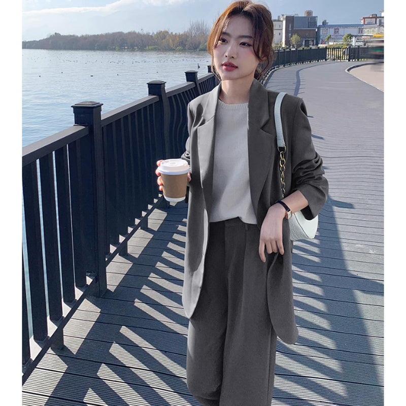 チャコールパンツスーツ