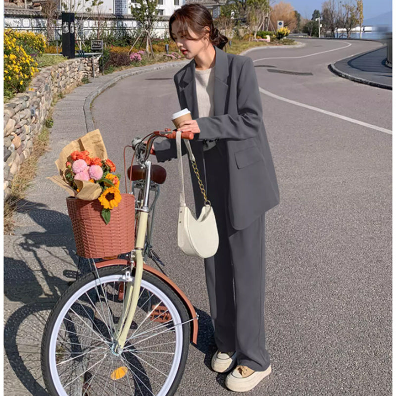 チャコールパンツスーツ
