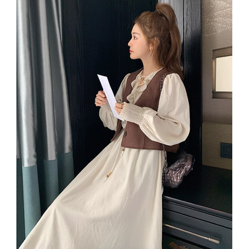 ショートスウェードベスト×フリルVネックワンピース