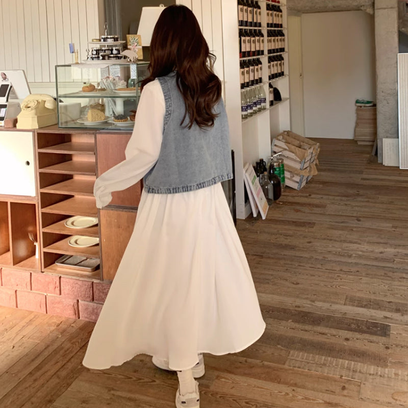 デニムベスト×ラウンドネックホワイトワンピース
