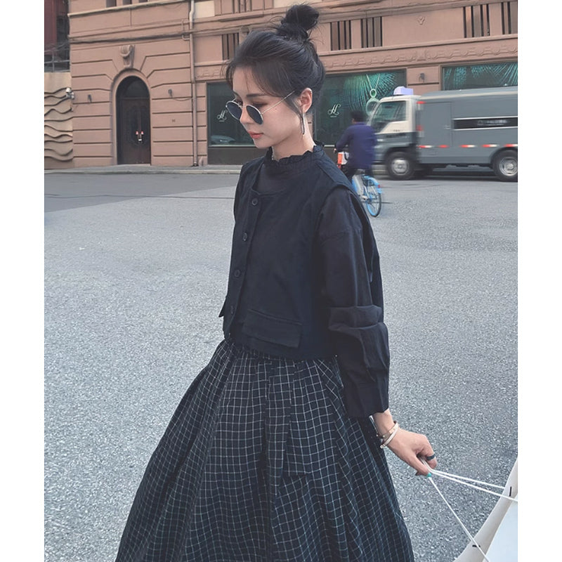 スタンドカラーブラウス×ベスト×ブラックチェックスカート