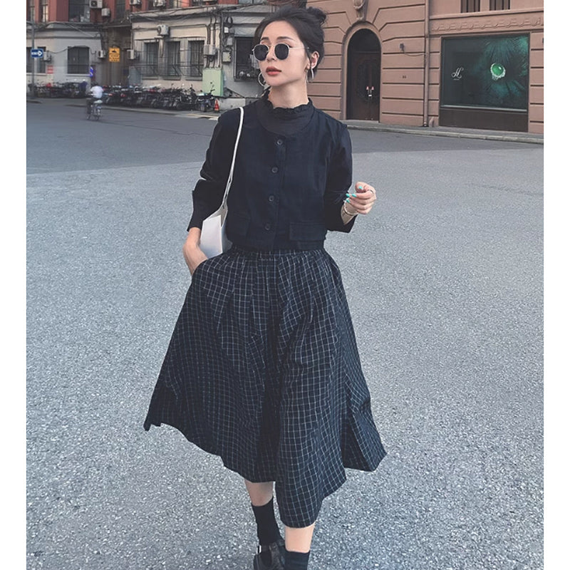 スタンドカラーブラウス×ベスト×ブラックチェックスカート