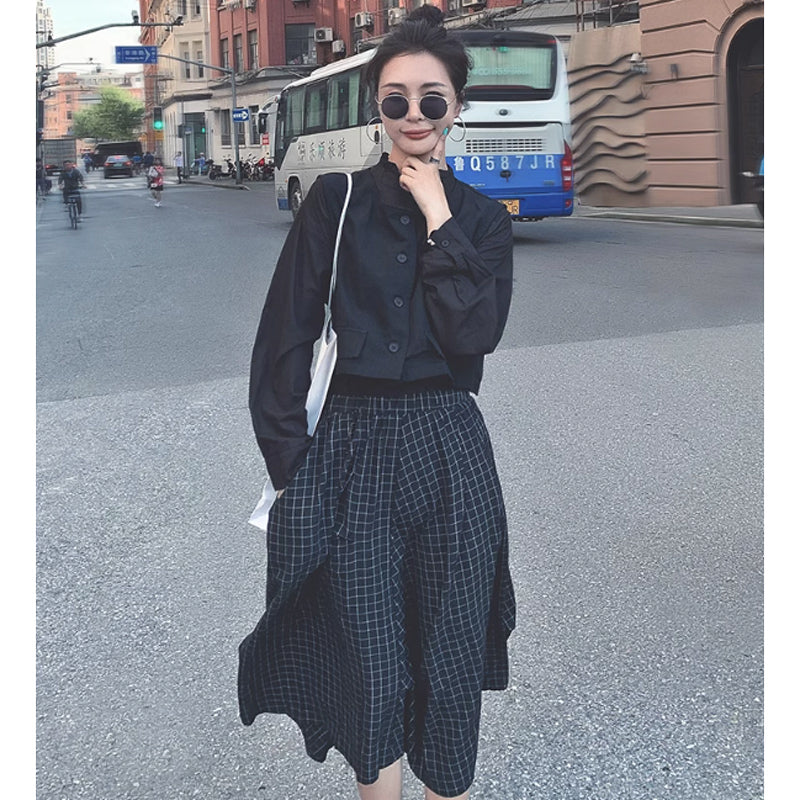 スタンドカラーブラウス×ベスト×ブラックチェックスカート