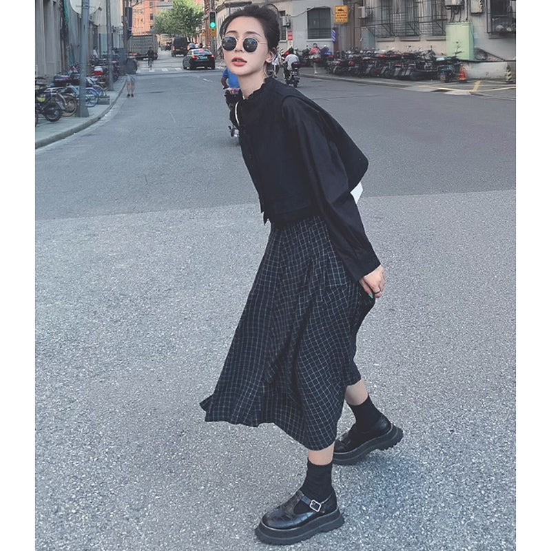 スタンドカラーブラウス×ベスト×ブラックチェックスカート