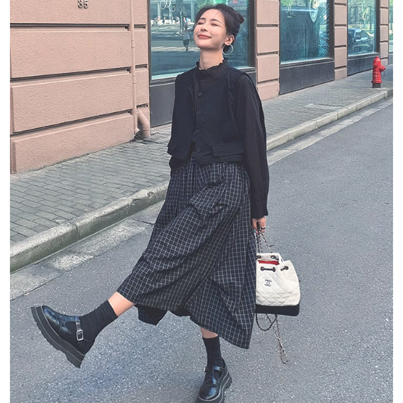スタンドカラーブラウス×ベスト×ブラックチェックスカート