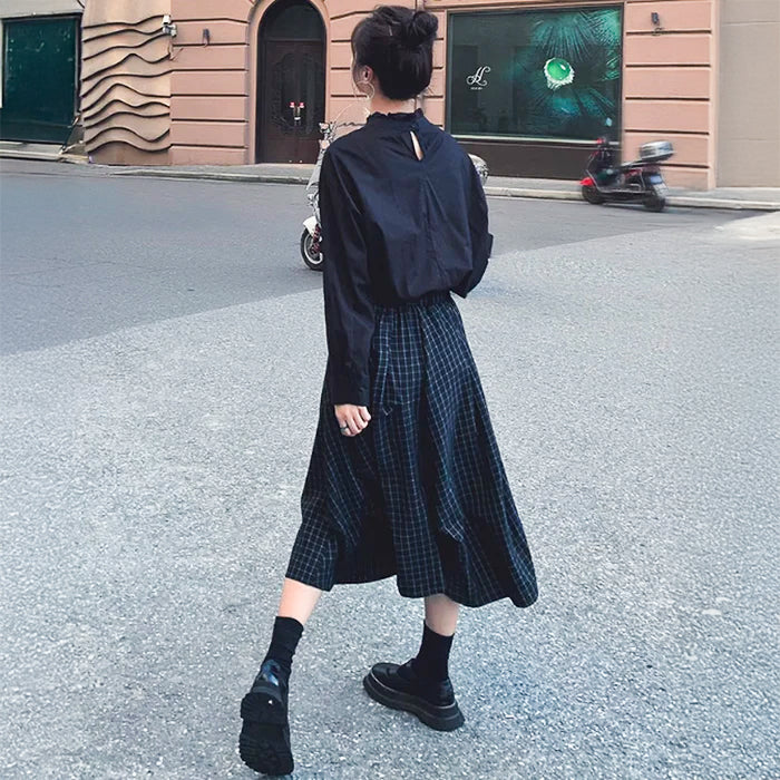スタンドカラーブラウス×ベスト×ブラックチェックスカート