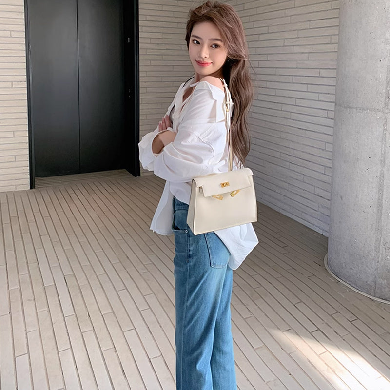 リボンストラップホワイトブラウス