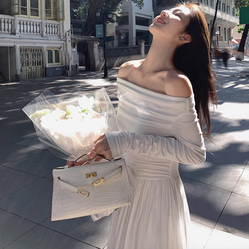 オフショルダーホワイトワンピース