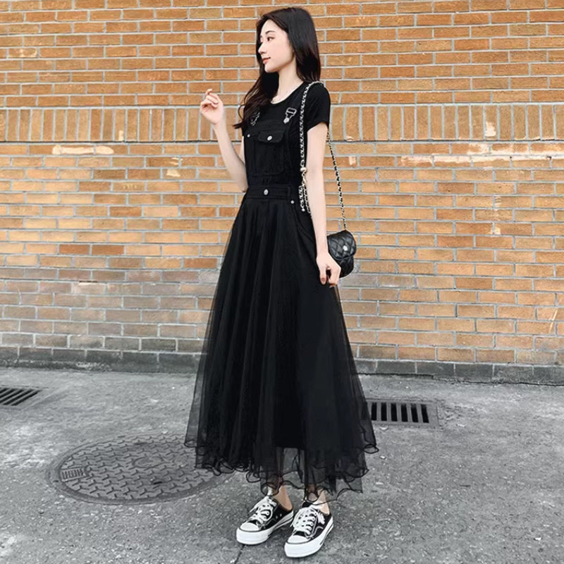 ブラックTシャツ×チュールサロペットスカート