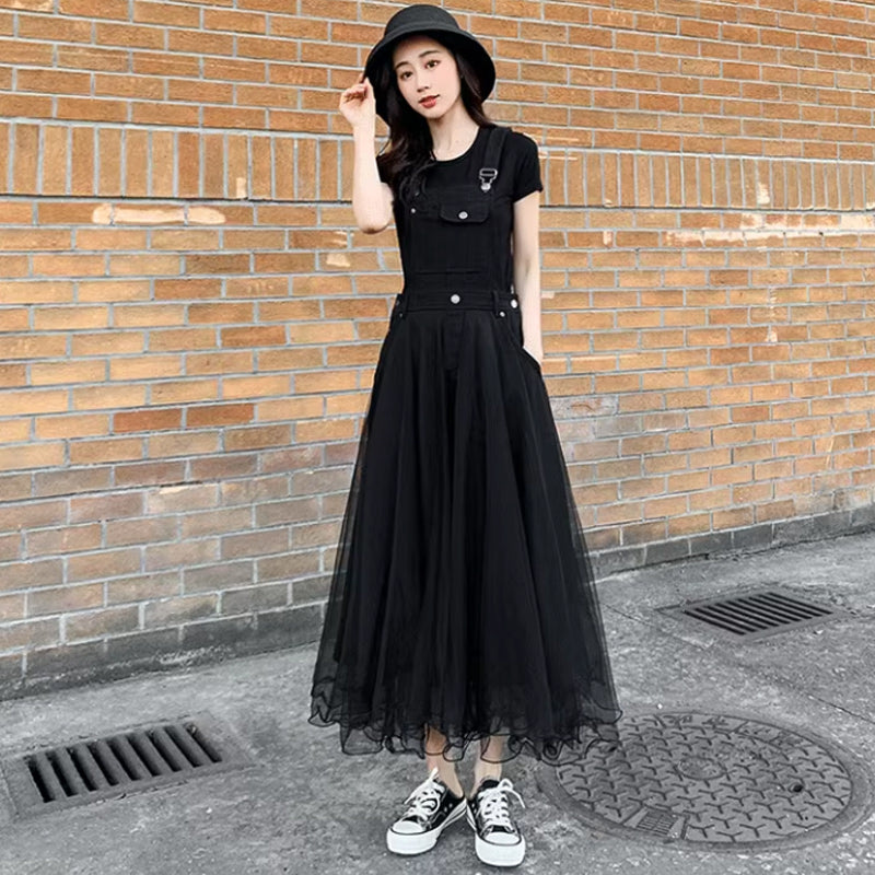 ブラックTシャツ×チュールサロペットスカート