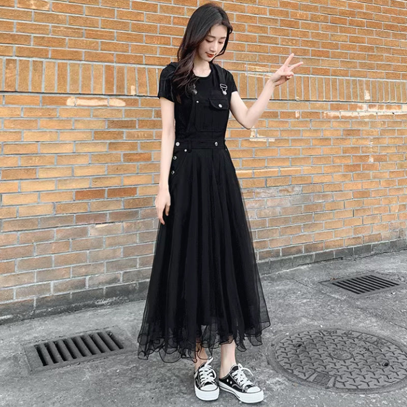 ブラックTシャツ×チュールサロペットスカート