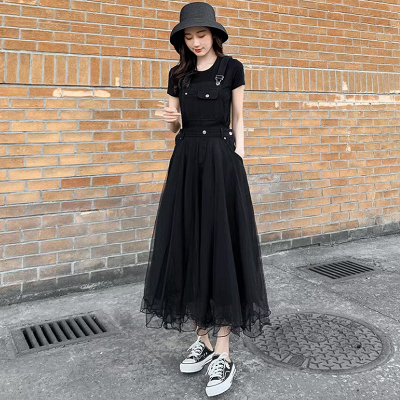 ブラックTシャツ×チュールサロペットスカート