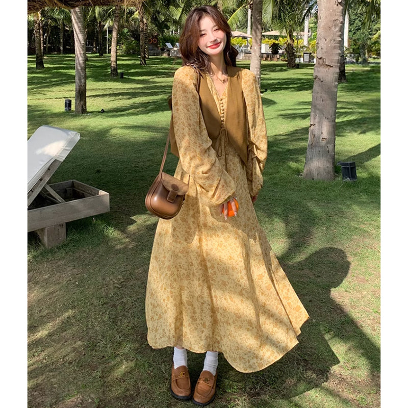 ブラウンベスト×Vネックシフォンワンピース