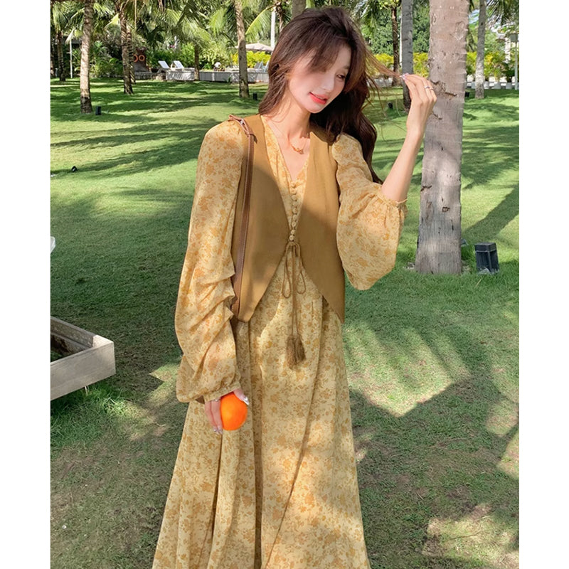 ブラウンベスト×Vネックシフォンワンピース