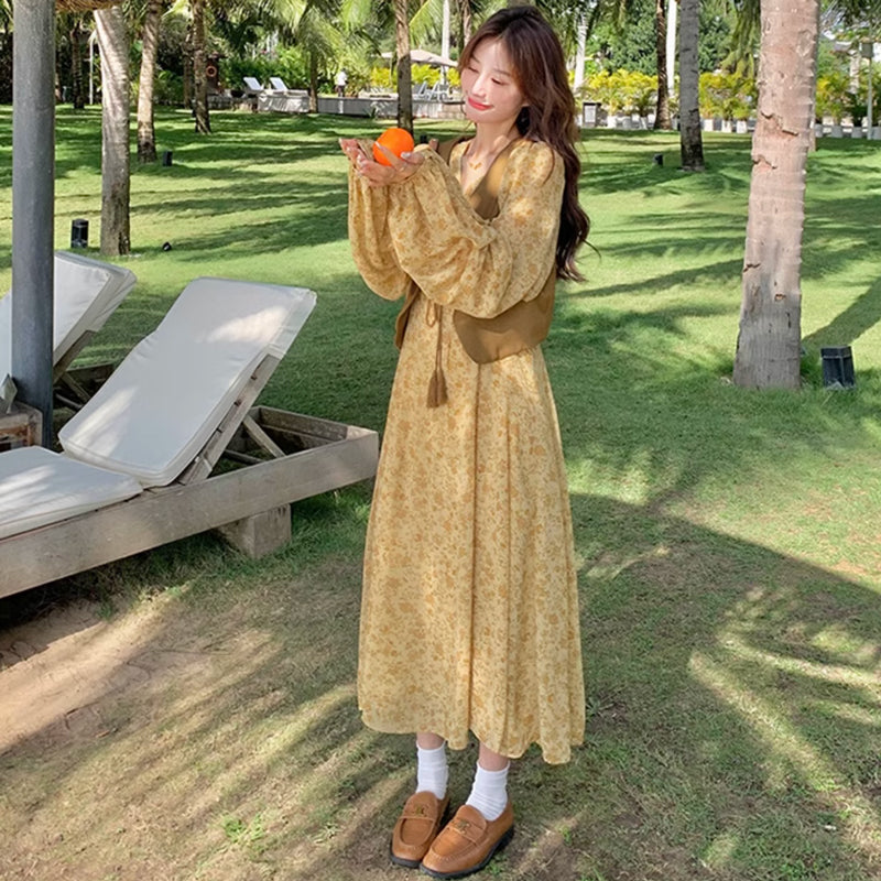 ブラウンベスト×Vネックシフォンワンピース