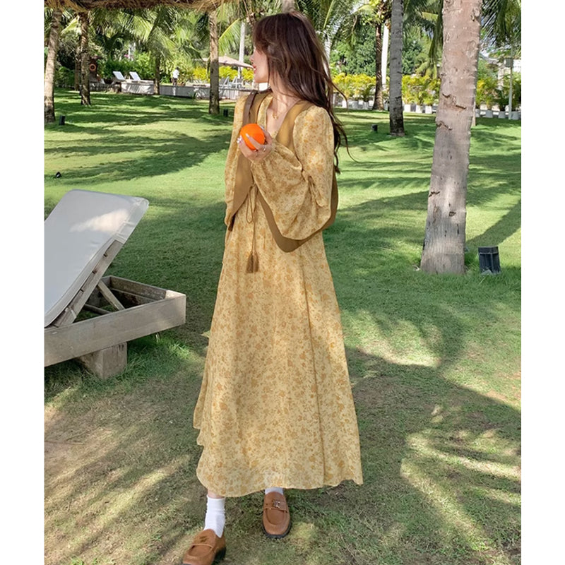 ブラウンベスト×Vネックシフォンワンピース