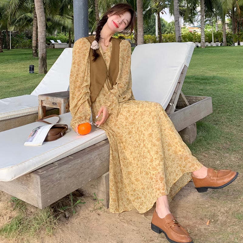 ブラウンベスト×Vネックシフォンワンピース