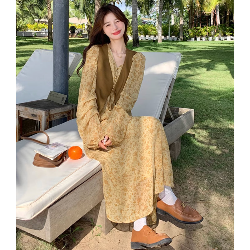 ブラウンベスト×Vネックシフォンワンピース